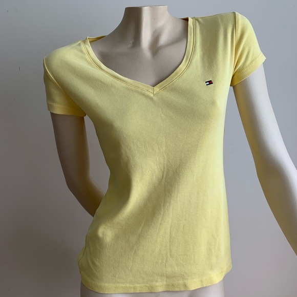 🦋✨ 2/15$ TOPS ✨🦋
Light yellow Tommy Hilfiger v neck top - Picture 2 of 3